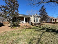 Building Photo - FOR LEASE - SINGLE LEVEL HOME IN W NASHVILLE