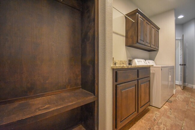 Building Photo - Stunning 4 bedroom, 2.5 bathroom home in Fayetteville!