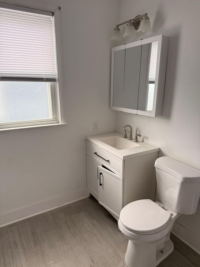 Building Photo - 10814 Hull Ave