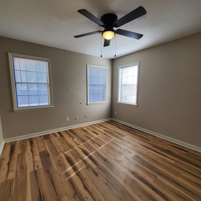 Building Photo - Charming Southern Comfort: A Home to Make Memories in Valdosta, Georgia