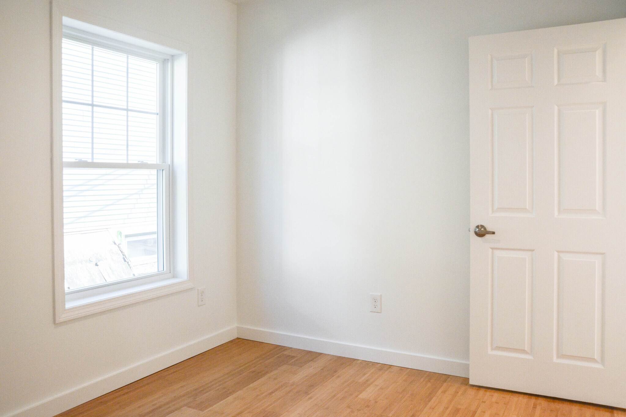 Building Photo - 548 Main St