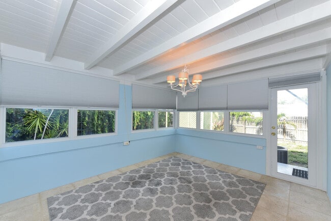 Building Photo - 340 Russlyn Dr