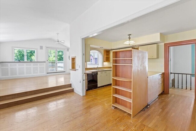 Building Photo - 407 Main St