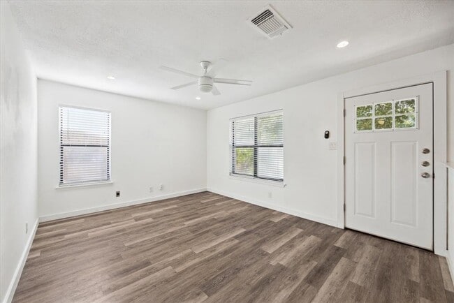 Building Photo - 300 Tilbury Ln