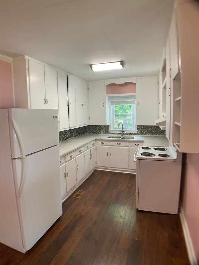 Building Photo - Well Kept Bungalow in Downtown Mebane!