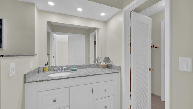 Building Photo - 450 Egret Cir