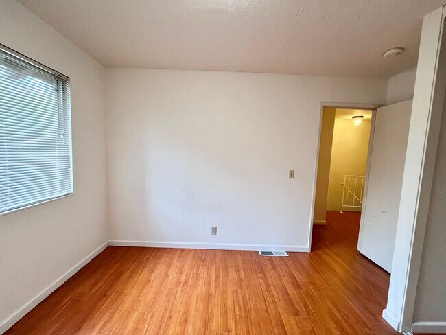 Building Photo - Adorable 3 bed / 1.5 bath Condo