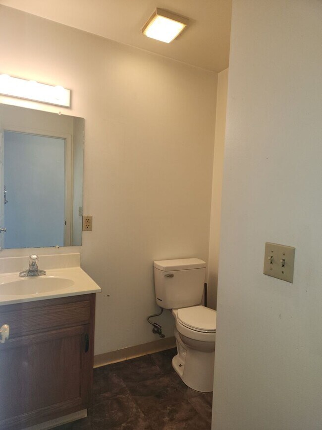 Building Photo - 811 E King St