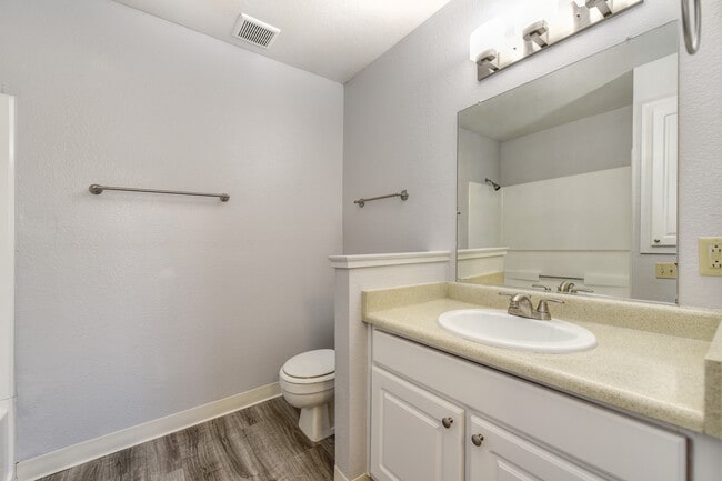 Building Photo - Quail Pointe