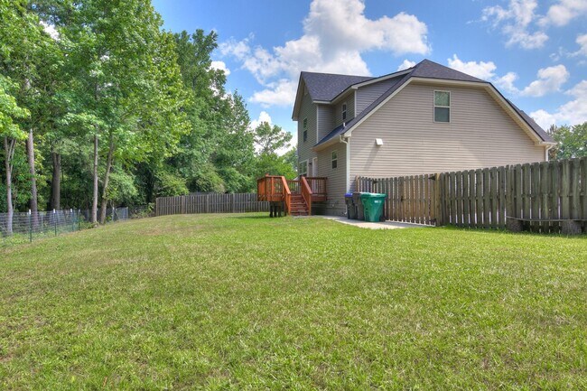 Building Photo - 3 Bedroom 2.5 Bath - Over Half Acre Lot!