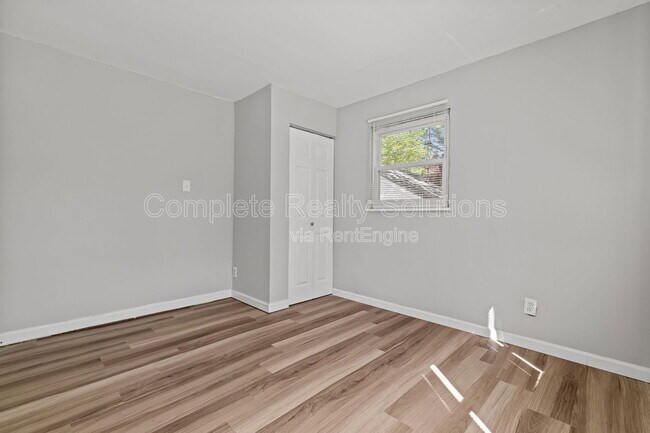 Building Photo - 7120 Greenhaven Dr