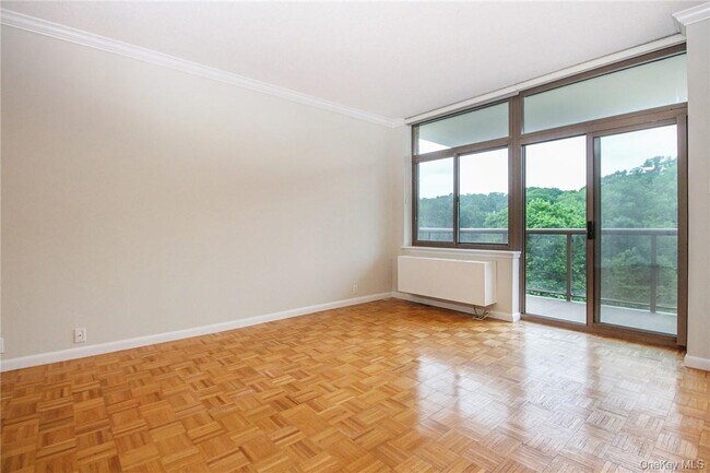 Building Photo - 35 N Chatsworth Ave