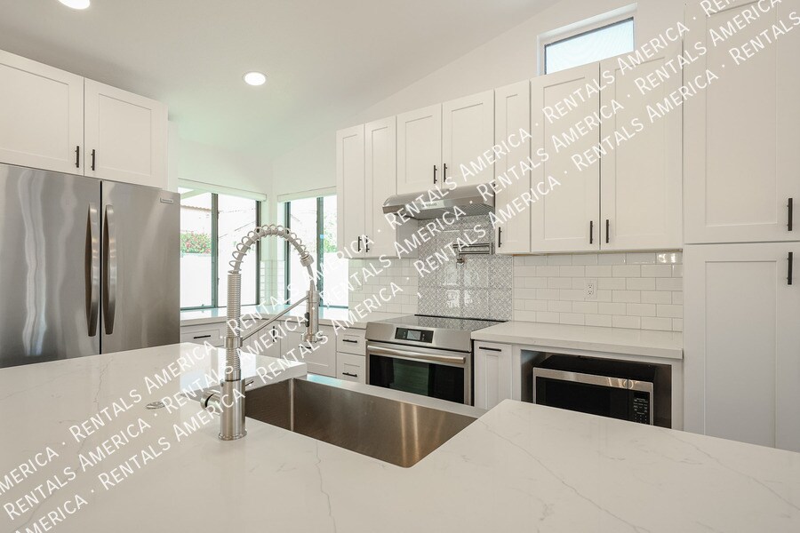 Building Photo - 4812 E Aire Libre Ave