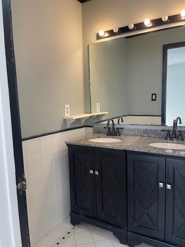 Building Photo - 6800 Willowbrook Dr