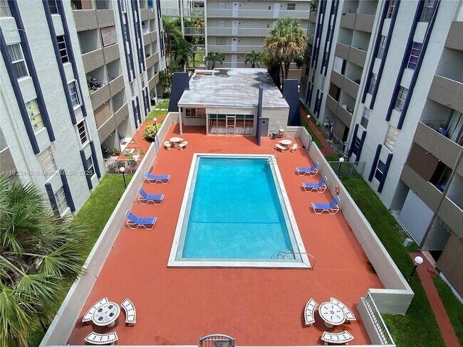 Building Photo - 10000 NW 80th Ct