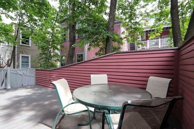 Building Photo - 336 Harvard St