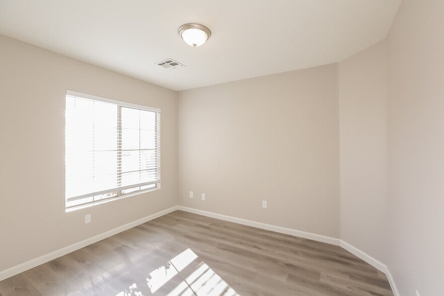 Building Photo - 2838 S 64th Dr