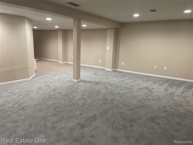 Building Photo - 2519 Westmont Cir