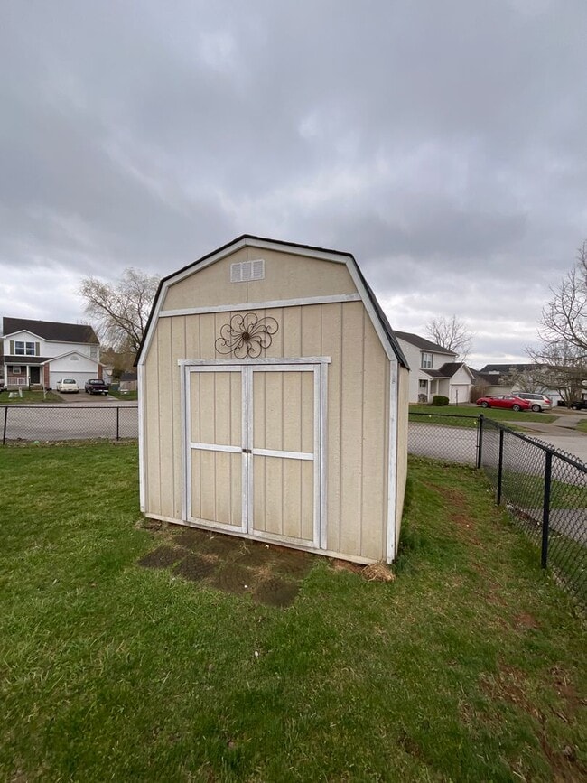 Building Photo - 3 Bedroom 2 Bathroom House Available