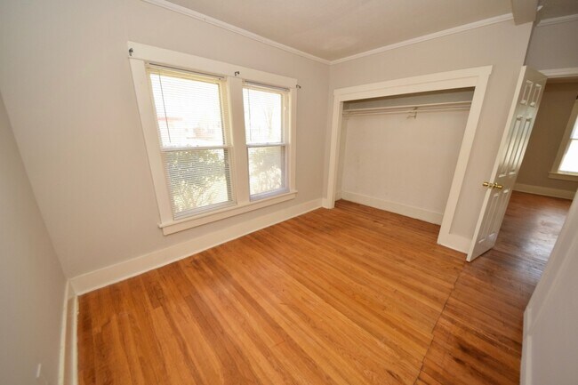 Building Photo - 3 bed, 1 bath near UOM