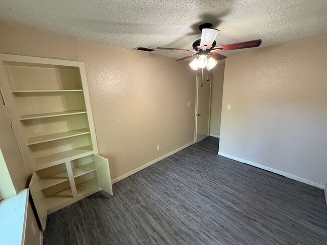 Building Photo - Two-story 2-bed/1.5 bath!