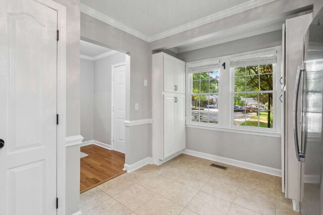 Building Photo - Stunning North Raleigh Townhome