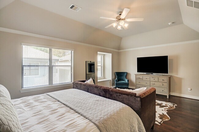 Building Photo - 213 W 26th St