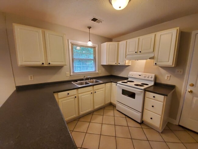 Building Photo - 3 Bedroom Home off WT Harris - in convenie...