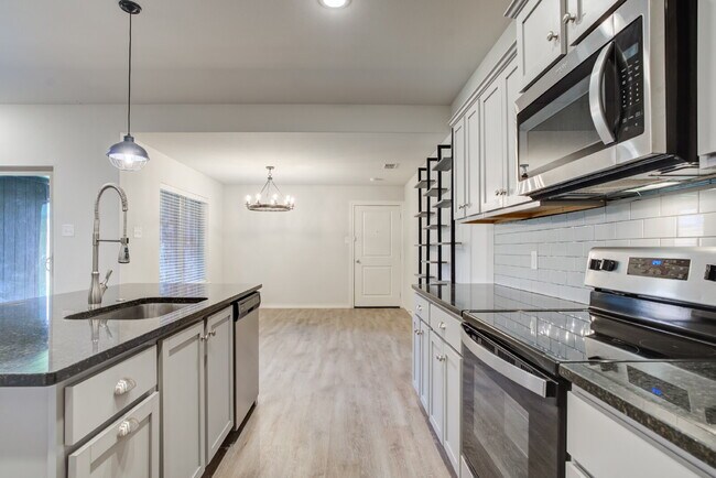Building Photo - Modern townhome in South Lubbock