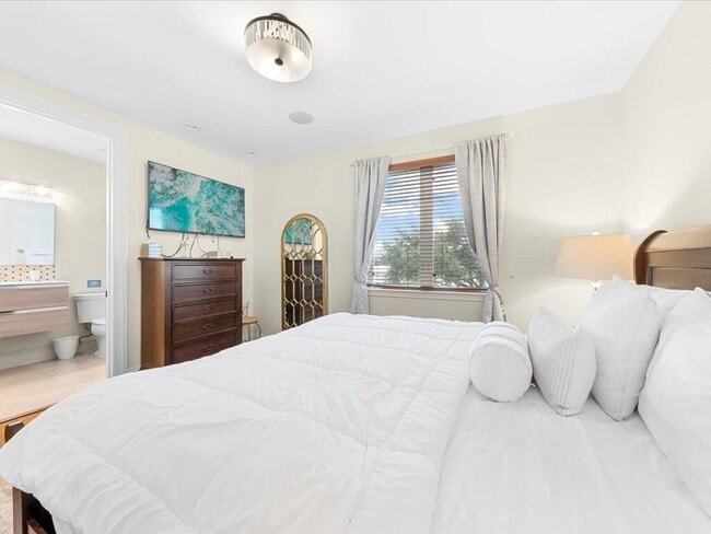 Building Photo - 3030 NE 45th St