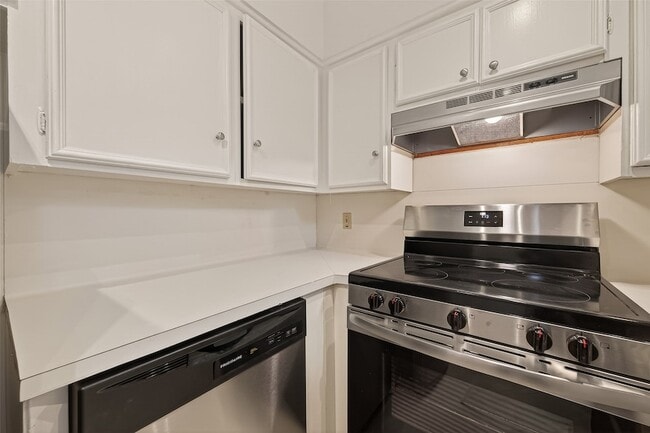 Building Photo - 615 Kipling St