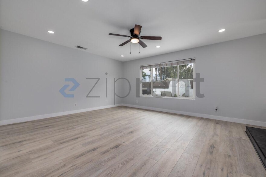 Building Photo - Unit