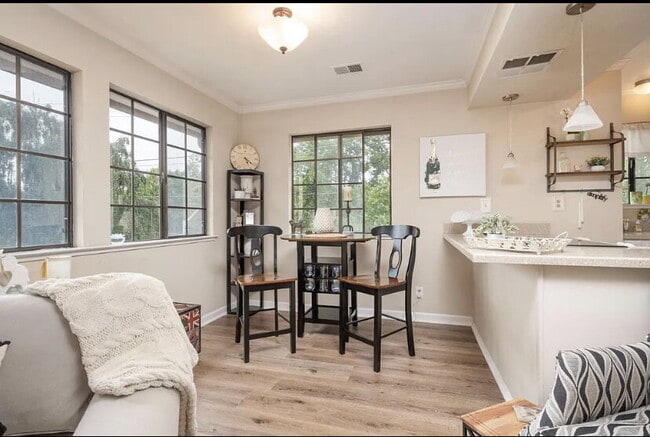 Building Photo - "Charming 1-Bed Sanctuary with Hardwood Floors & Central Vacuum in San Mateo!"