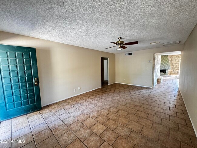 Building Photo - 3801 W Poinsettia Dr