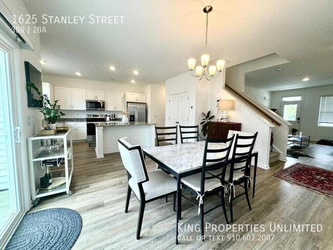 Building Photo - 1625 Stanley St