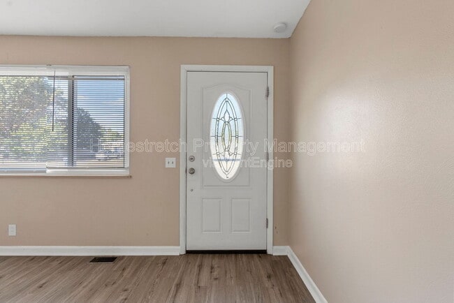 Building Photo - 560 Falcon Dr