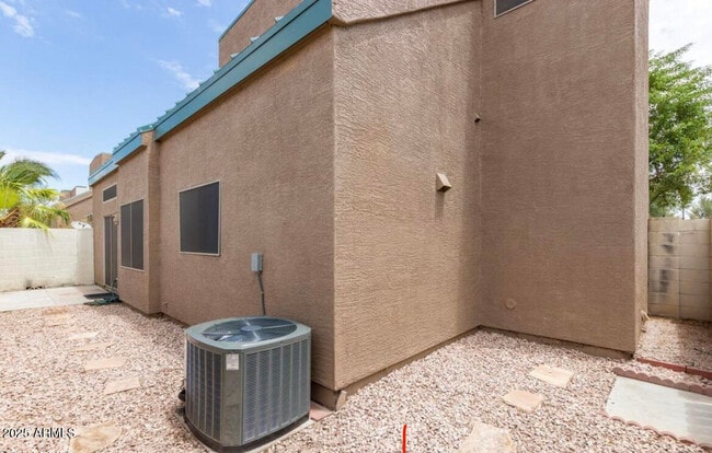 Building Photo - 2027 E University Dr