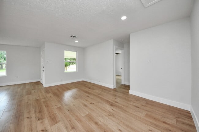 Building Photo - 501 Schilling Ave