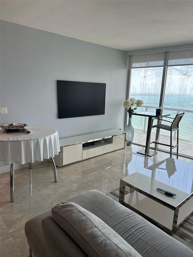Building Photo - 495 Brickell Ave