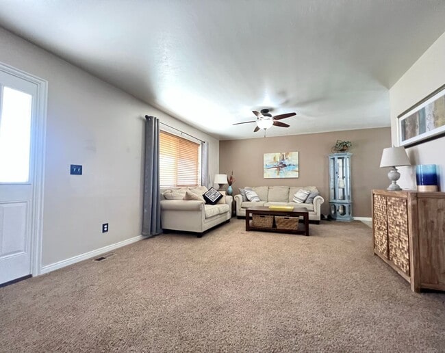 Building Photo - 6 Bedroom/3 Bathroom House in Eagle Mountain