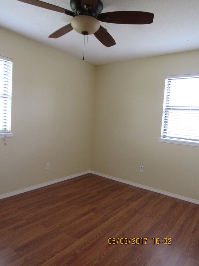 Building Photo - Very nice spacious home! No Carpet! Pet Fr...