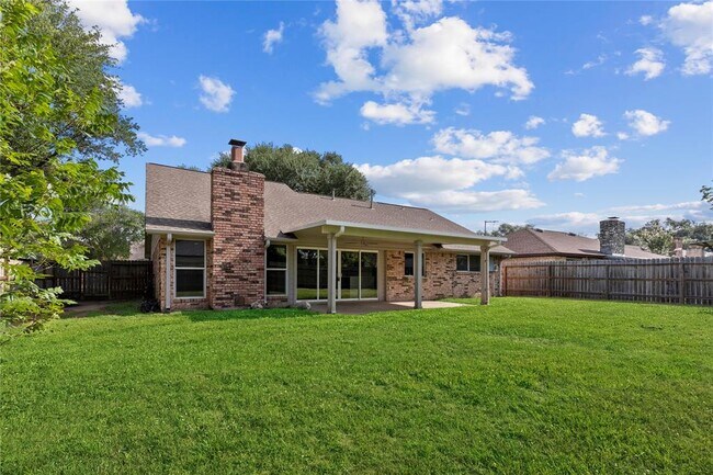 Building Photo - 22435 Elsinore Dr