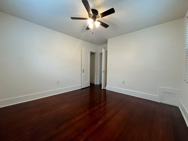 Building Photo - r2927