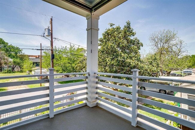 Building Photo - Stylish, Upgraded 3-bedroom, 2.5 bathroom ...