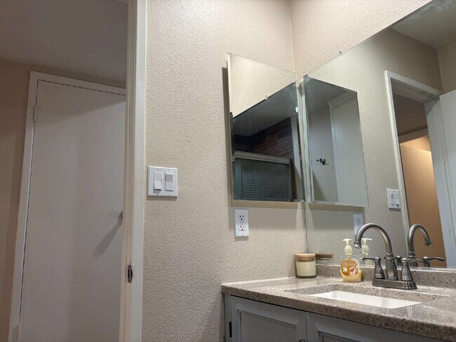 Building Photo - 2 Bedrooms Condo for Rent Available May 19...