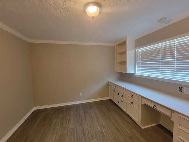 Building Photo - 4015 Chapel Square Dr