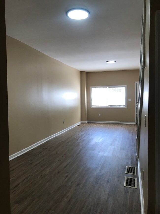 Building Photo - Great Home! 4 Bedrooms! Lots of Living Spa...