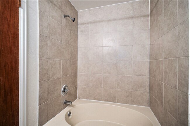 Building Photo - Freshly Painted & Move-In Ready! 2 bedroom - 2.5 Bathroom - Smokey Hill Aurora