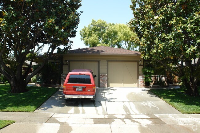 Building Photo - 527-525 Westlake Dr