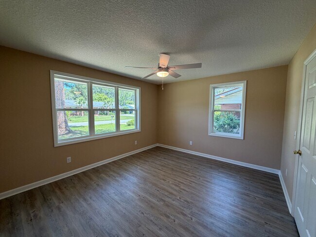 Building Photo - 2640 Canary Dr